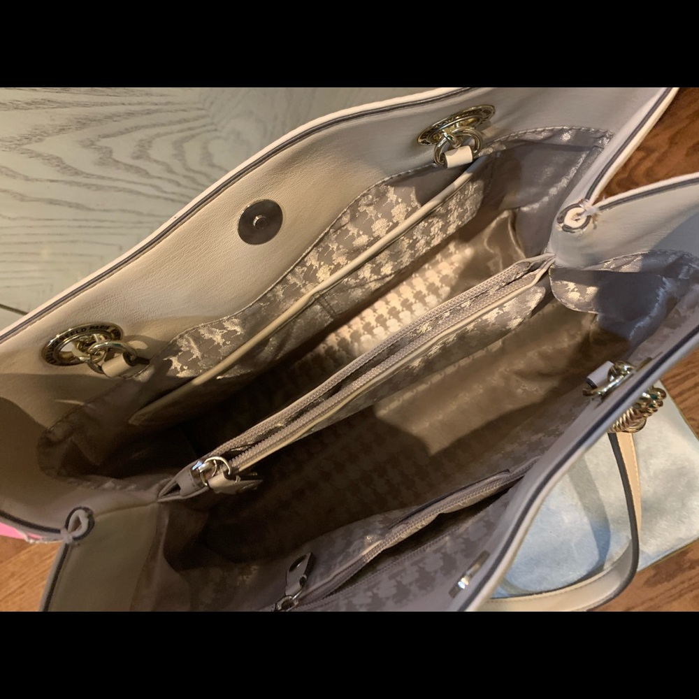 SOLD 🎀 Karl Lagerfeld Tote in leather. - Picture 6 of 8